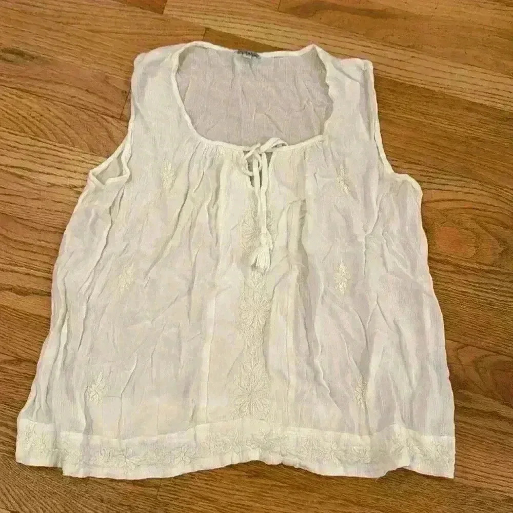 Nostalgia Bohemian flowing White tank top with embroidery Size: Large